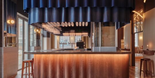 Afgewerkt binnenschilderwerk aan kozijnen en wanden bij filmtheater De Witt Dordrecht