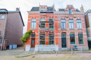 Steigerwerk rondom monumentale gevel