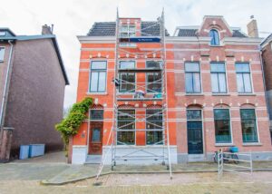 Steigerwerk rondom monumentale gevel