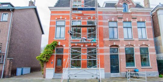 Steigerwerk rondom monumentale gevel