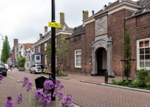 Werk in fases – buitenschilderwerk Regenten- of Lenghenhof Dordrecht